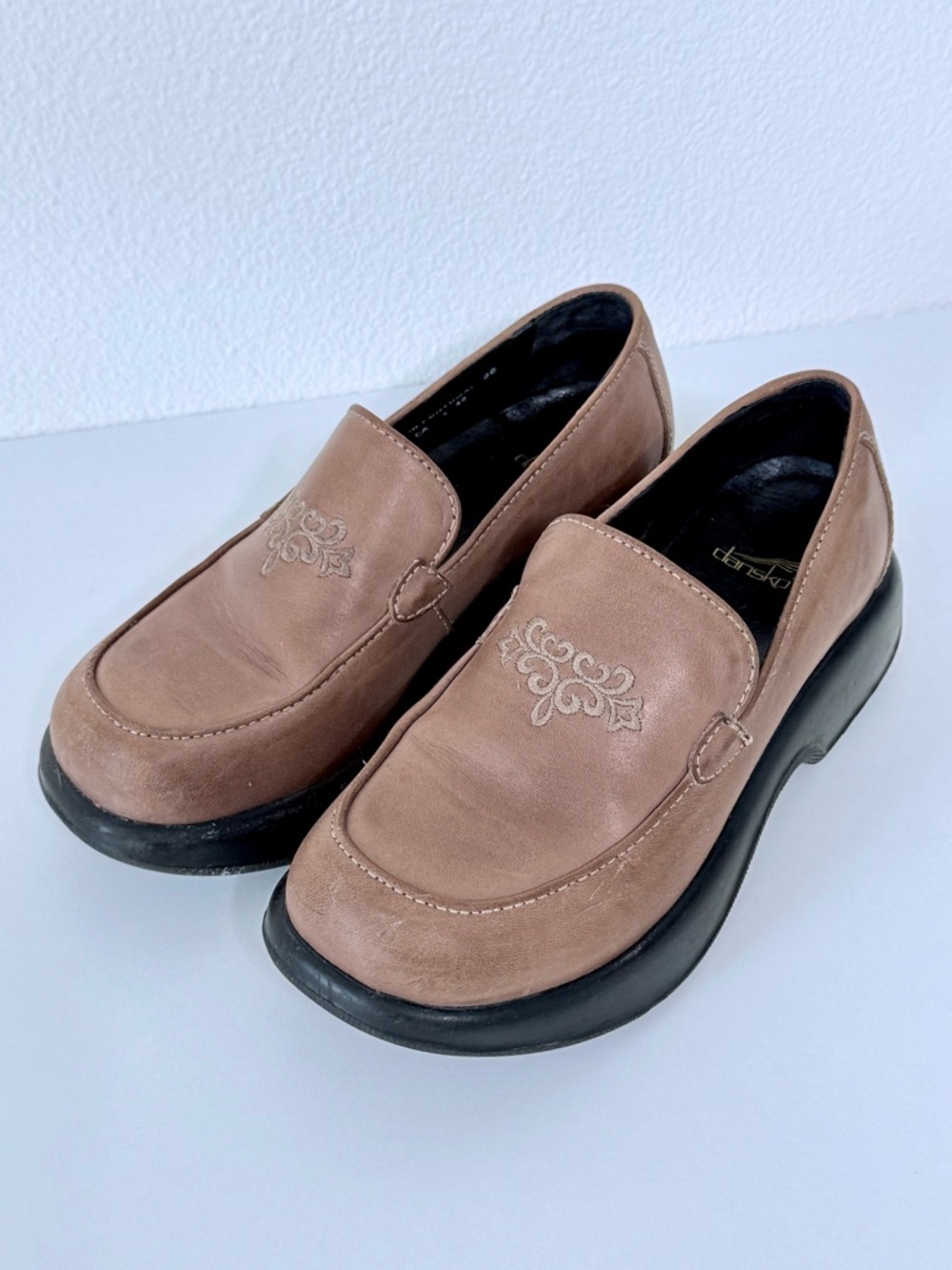 VTG Dansko Mandolin Embroidered Leather Loafers - Made in Portugal - EU 36